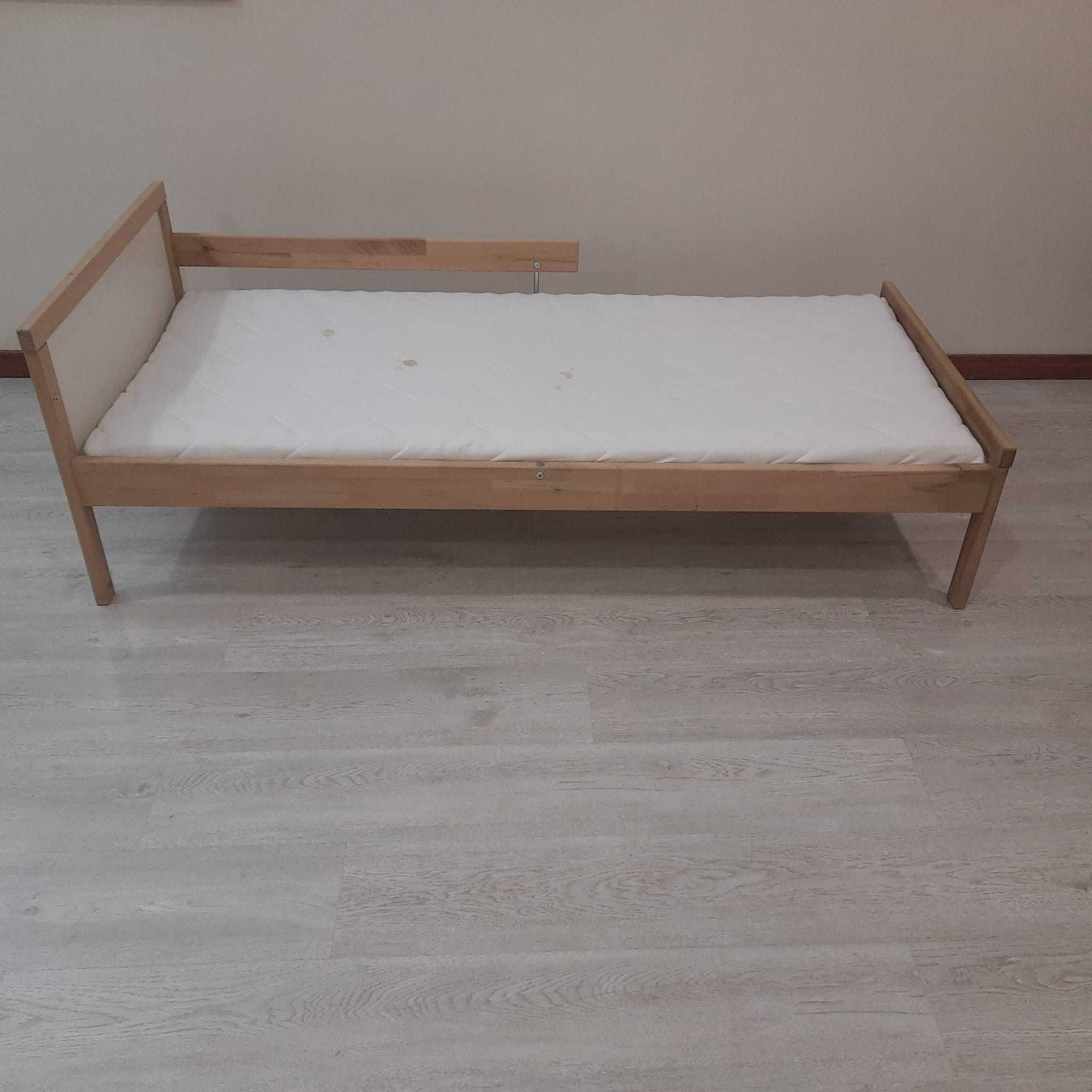 Cama de criança com colchão