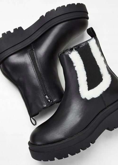 B.P.C czarne botki z eko skóry na grubej podeszwie z futerkiem r.40