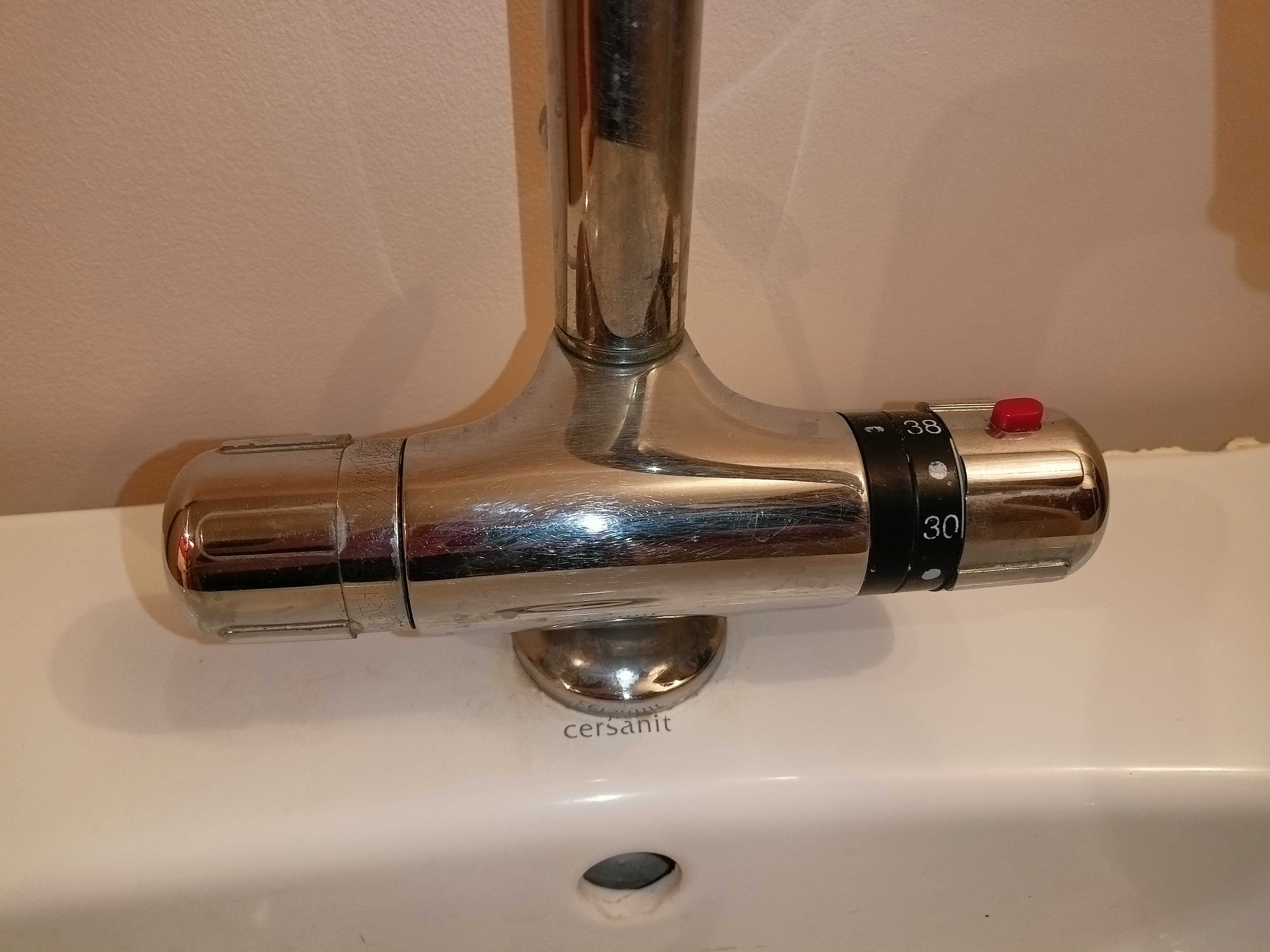 szafka łazienkowa z umywalką  i baterią  termostatyczną