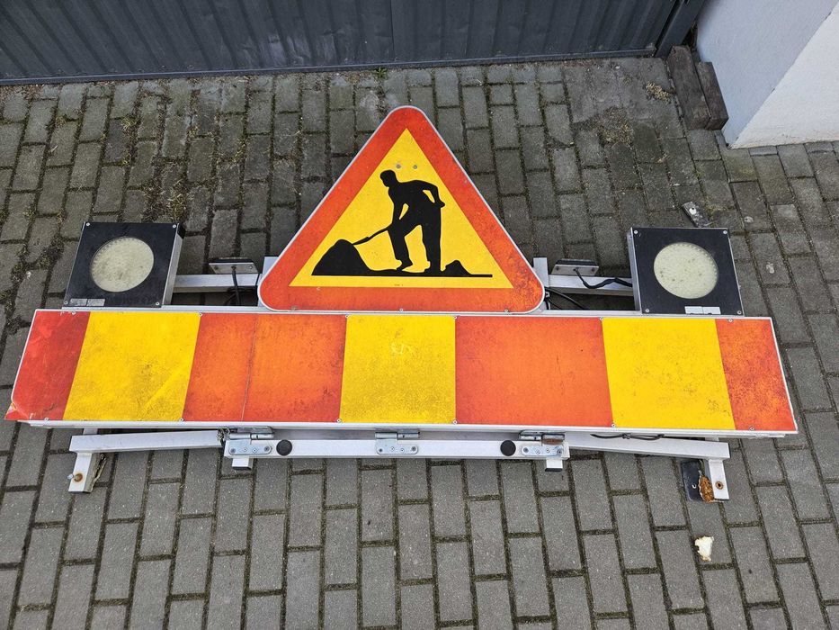 Znak ostrzegawczy LED automatyczny podnoszony