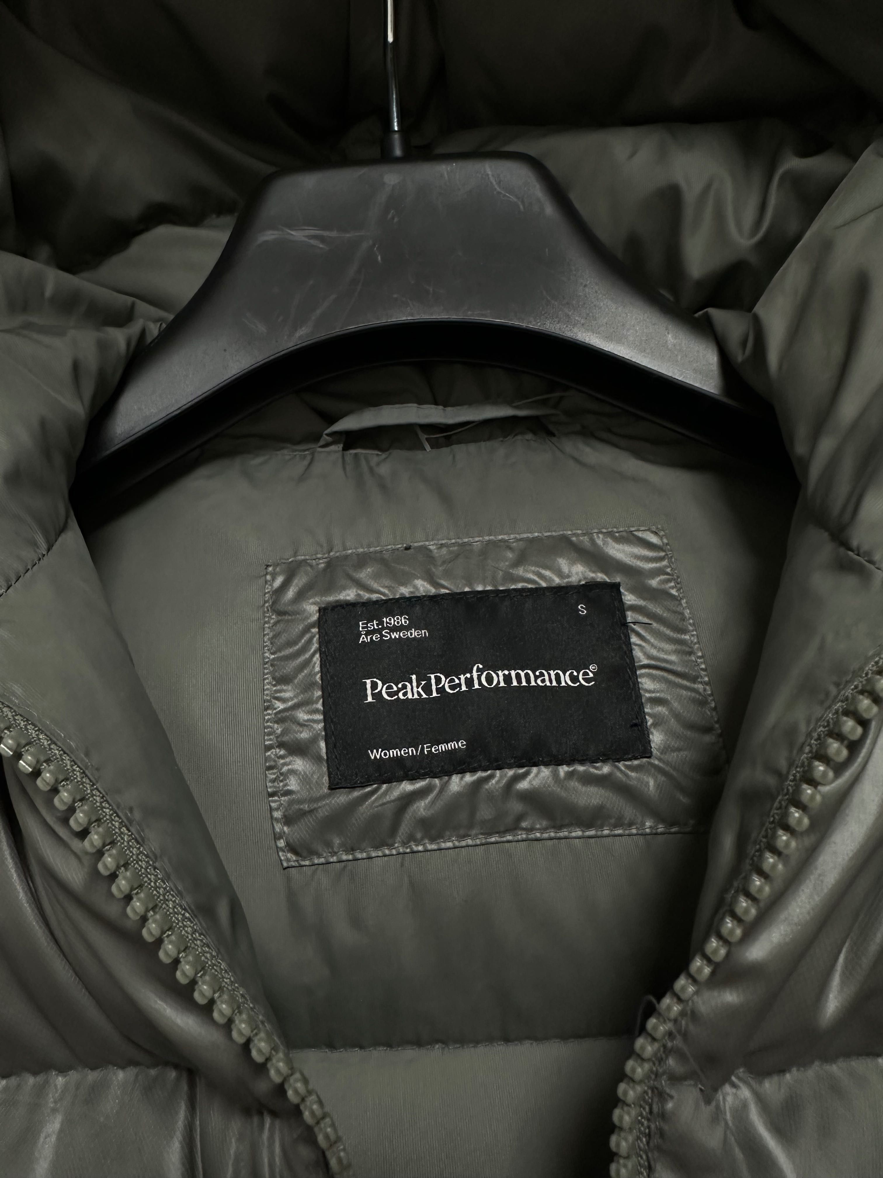 Пуховик peak performance S размер