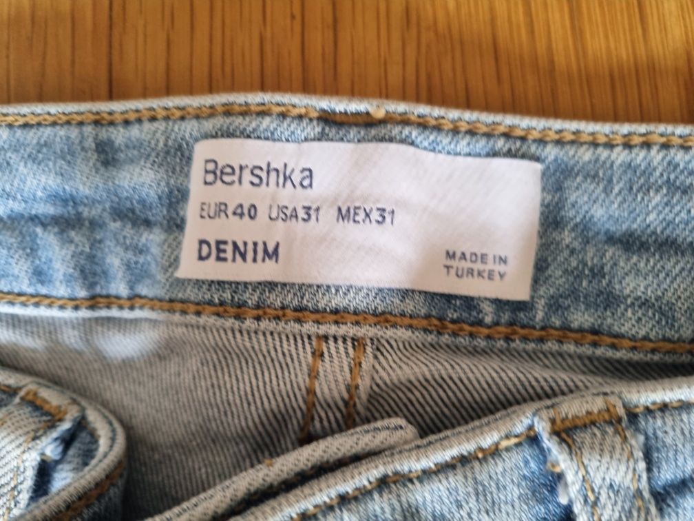 Calças de ganga Bershka  com rasgões