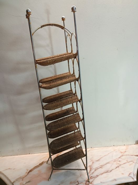 Garrafeira capacidade 12 garrafas com estrutura metálica e cestos em v