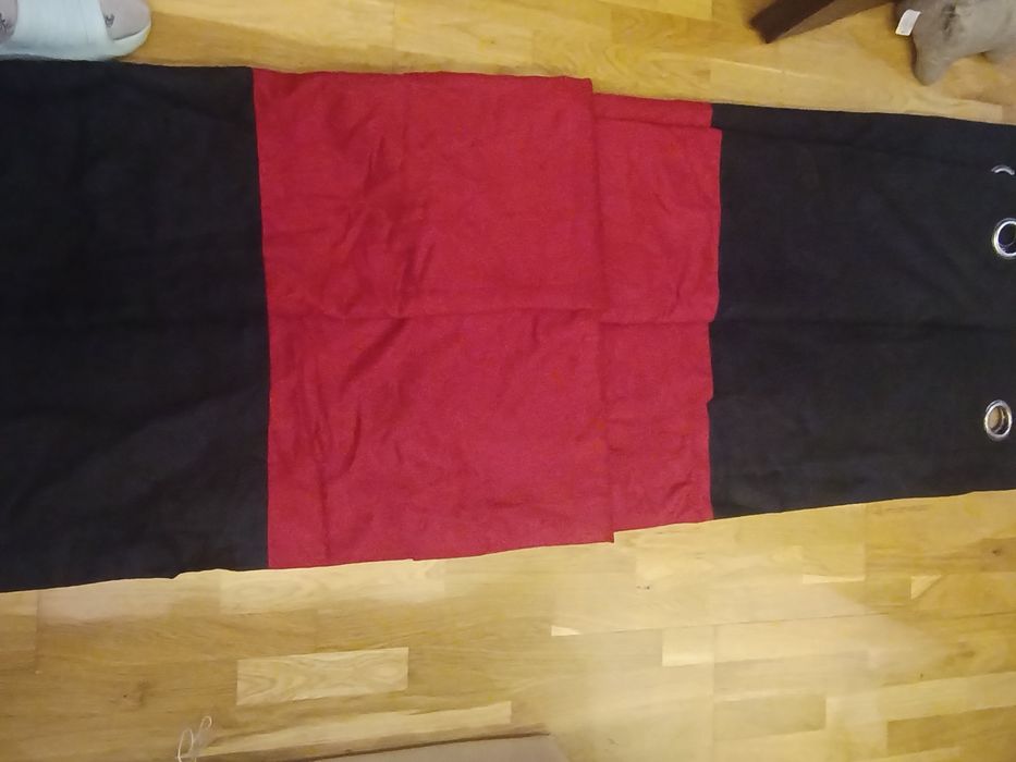 Zaslony czarno czerwony