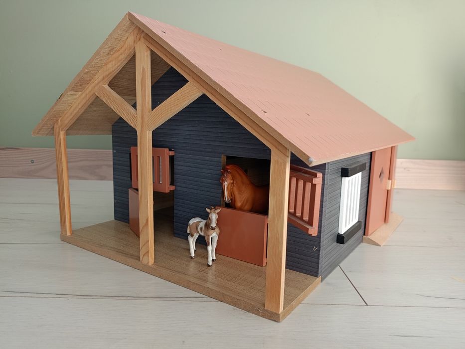 Duża stajnia dla koni