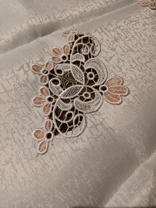 Obrus bieżnik haftowany z gipurą