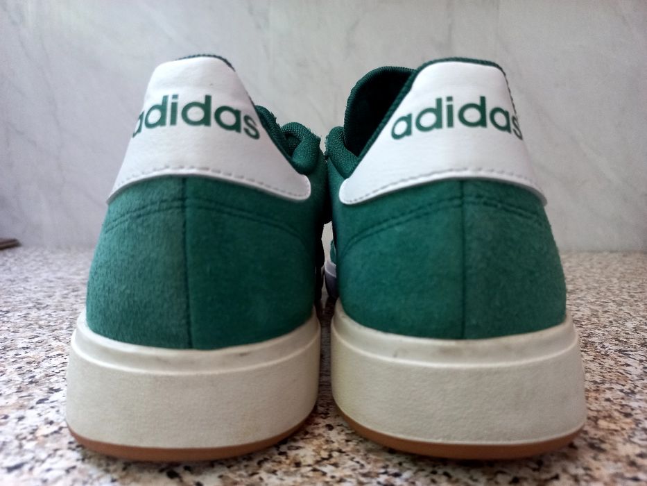 Новые кожаные кроссовки Adidas  42 размер