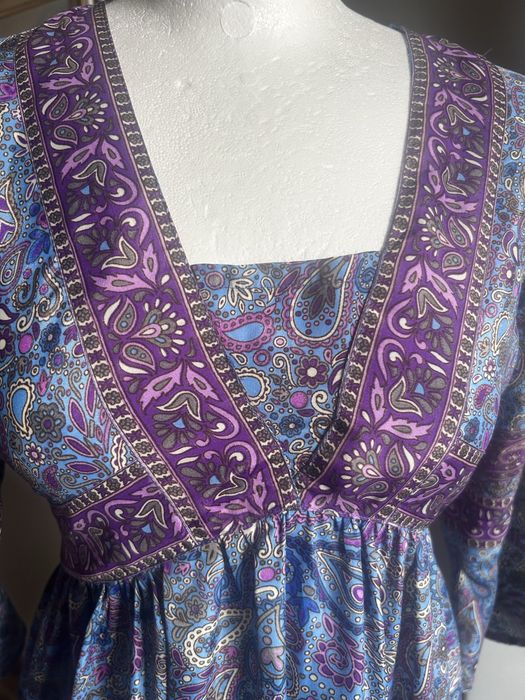 Vendo os 4 vestidoVestem varios tamanhos e sao vestidos tipo indianos.