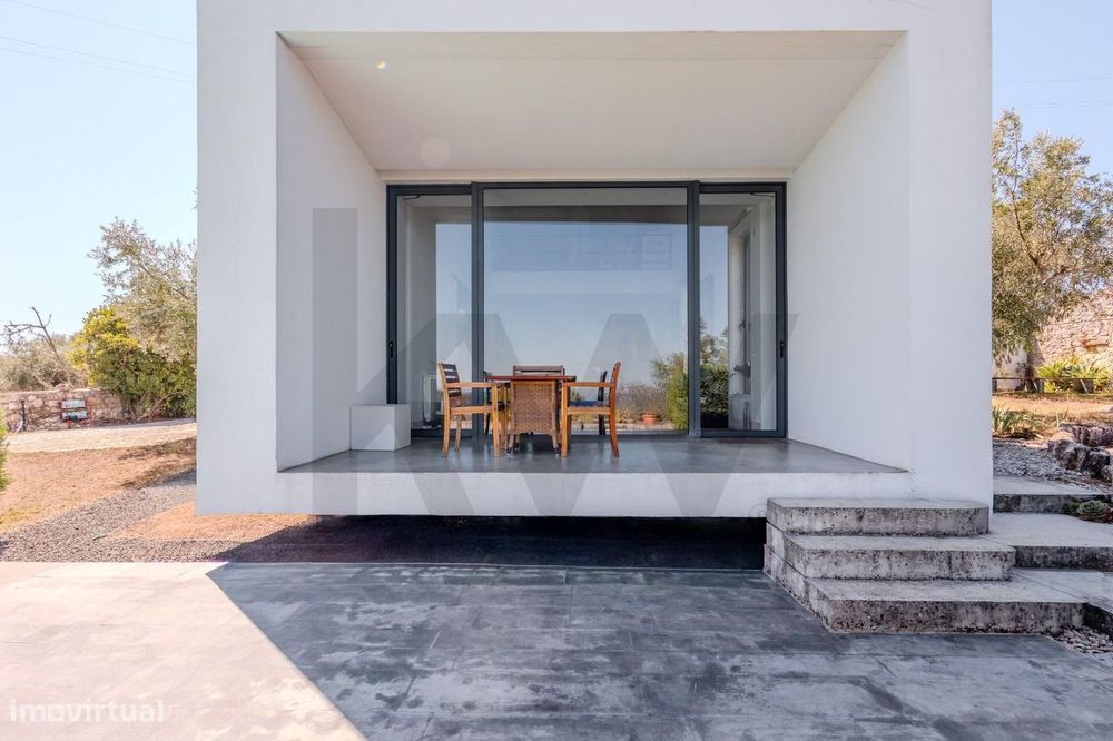 Moradia T4 com grande atelier | Piscina | Jardins | Vistas incríveis |