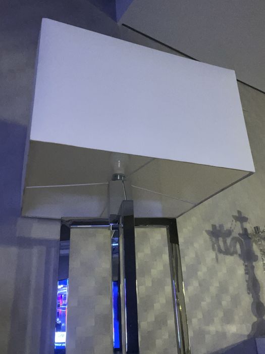 Candeeiro pe alto em inox e abajour branco