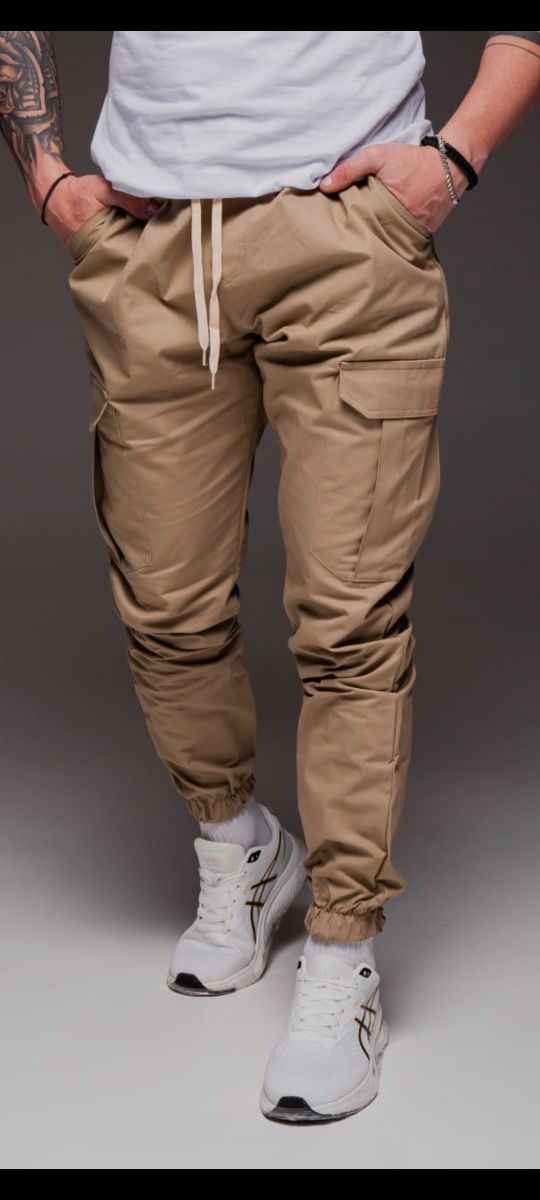 Штаны джоггеры с карго-карманами бежевого цвета.