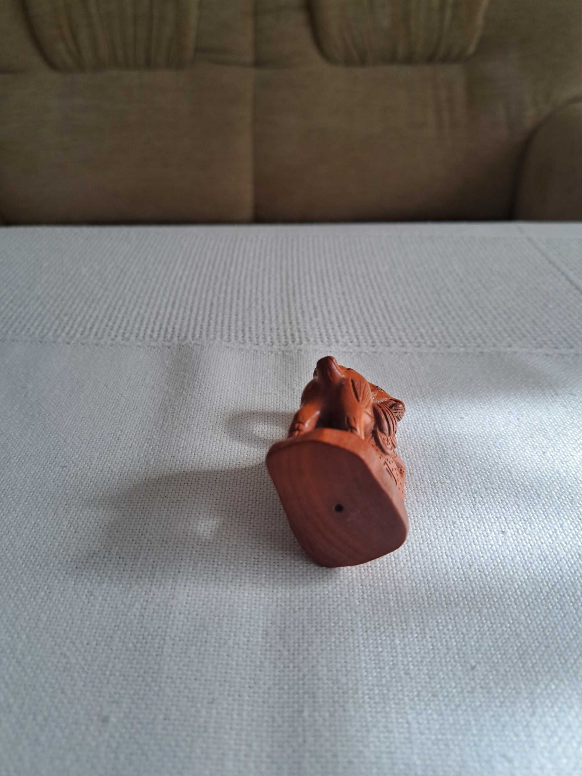 Netsuke,kozioł z drewna bukszpanowego z monetami.