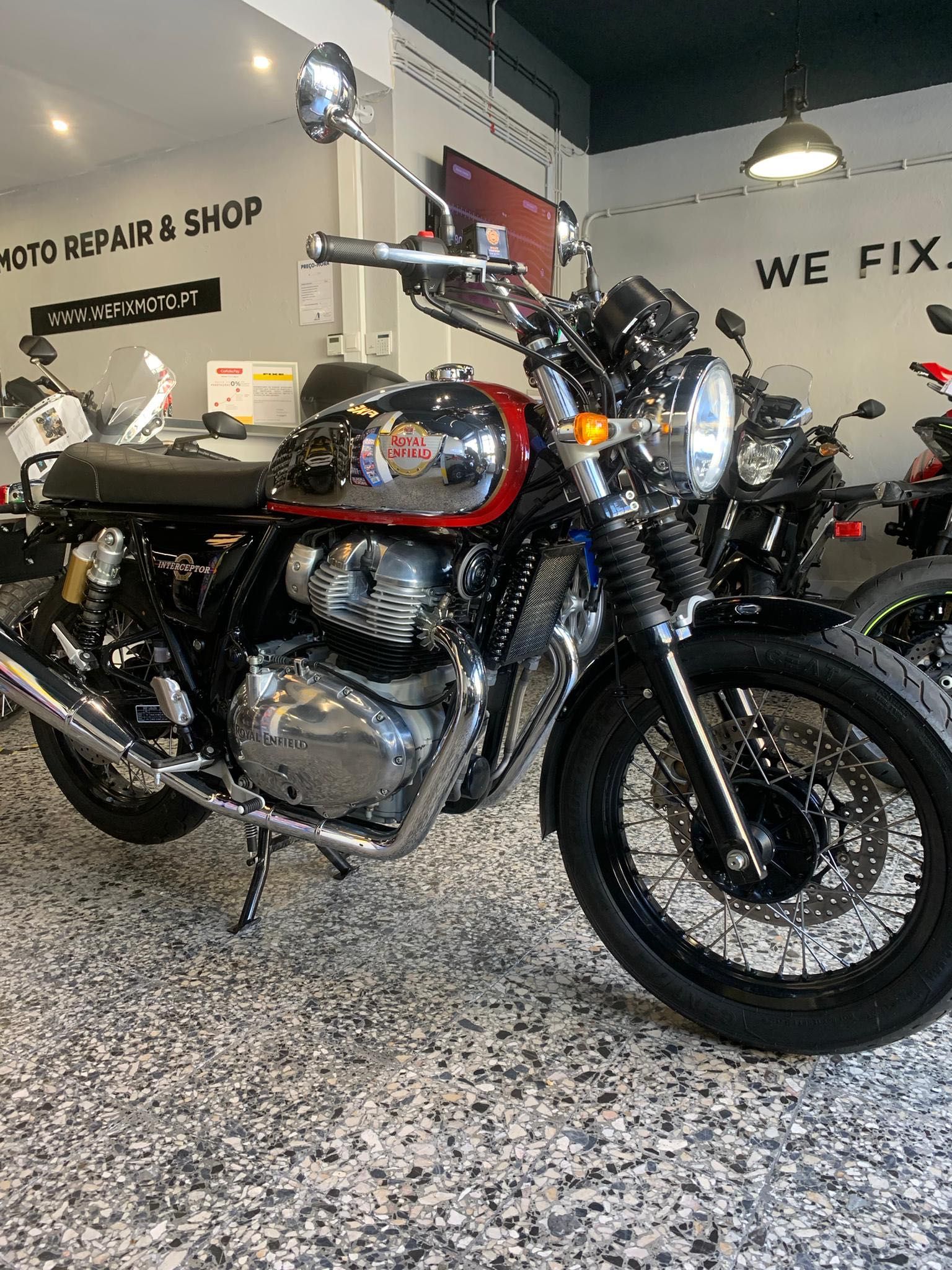 Royal Enfield Interceptor em estado "Novo" 1390 Kms, Garantia Fabrica