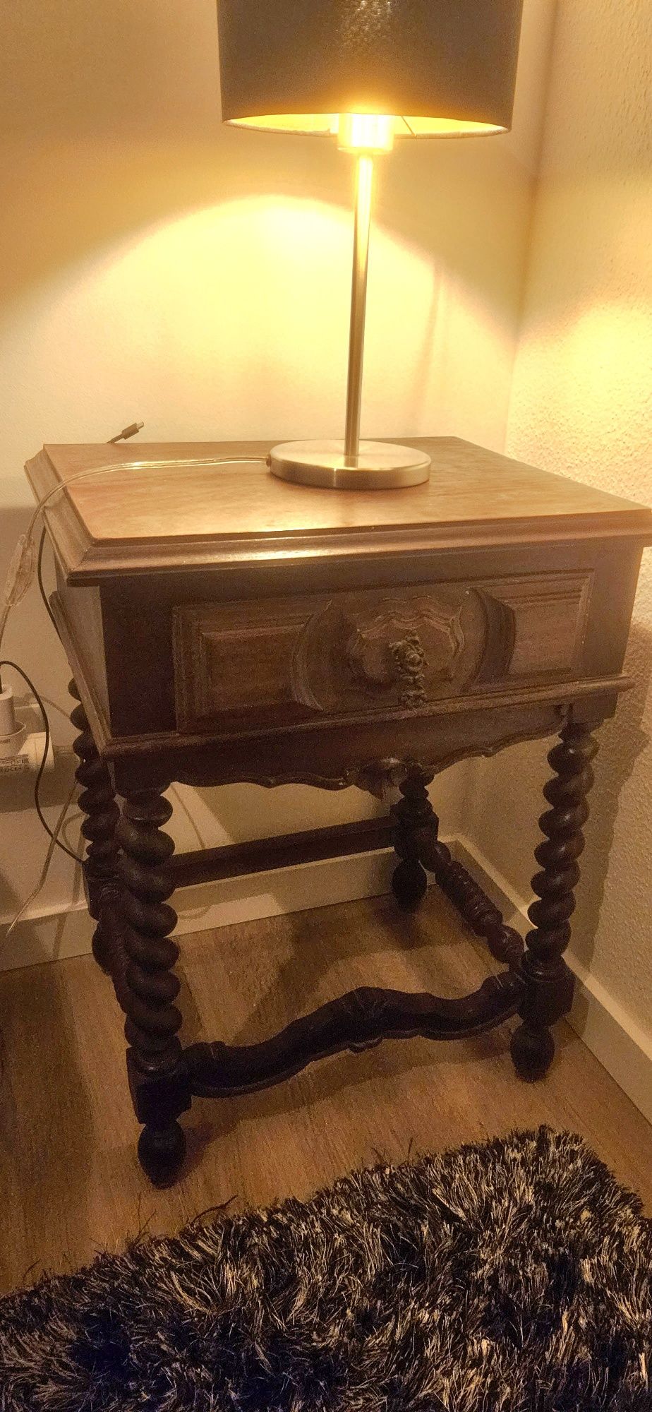 Cama de casal antiga com mesas de cabeceira