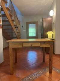 Drewnainy stół