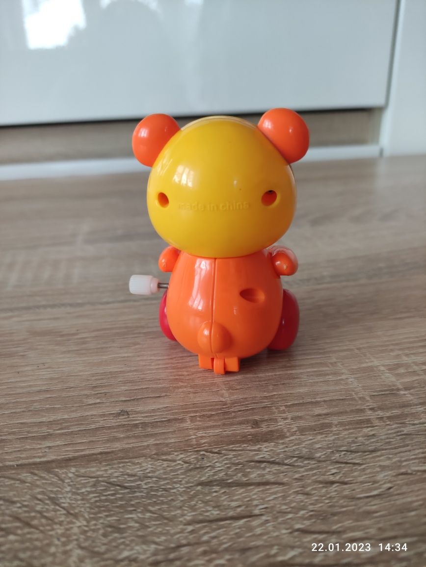 Panda chodząca po nakręceniu