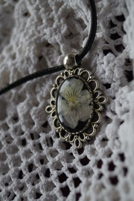 Кулон з епоксидної смоли з сухоцвітами