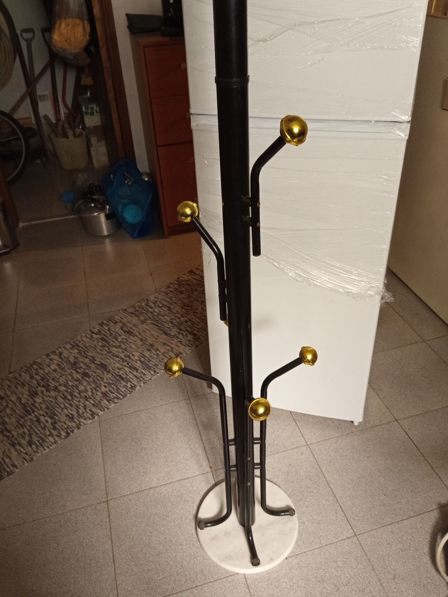 Cabide de pé em metal