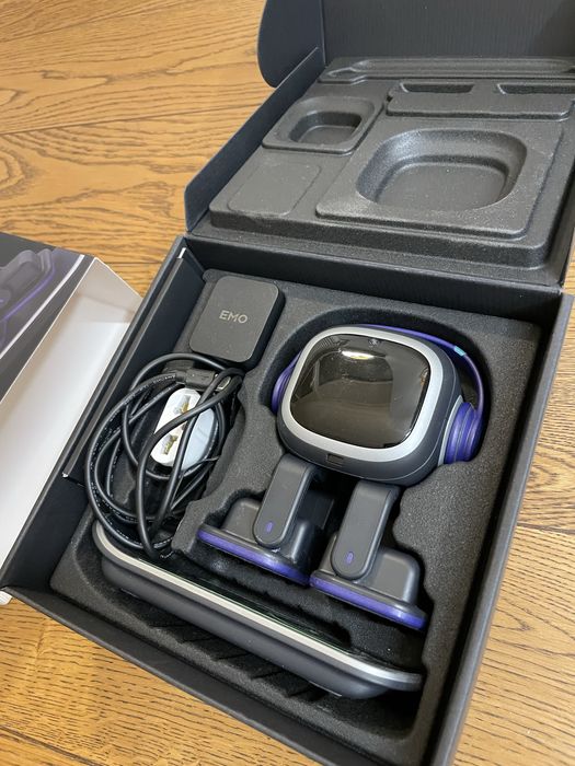 Emo robot розумний робот