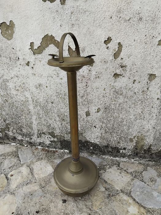 Cinzeiro de pé em latão