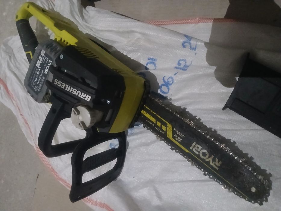 Vendo motoserra eléctrica ( eletrosserra ) s/ carregador a trabalhar