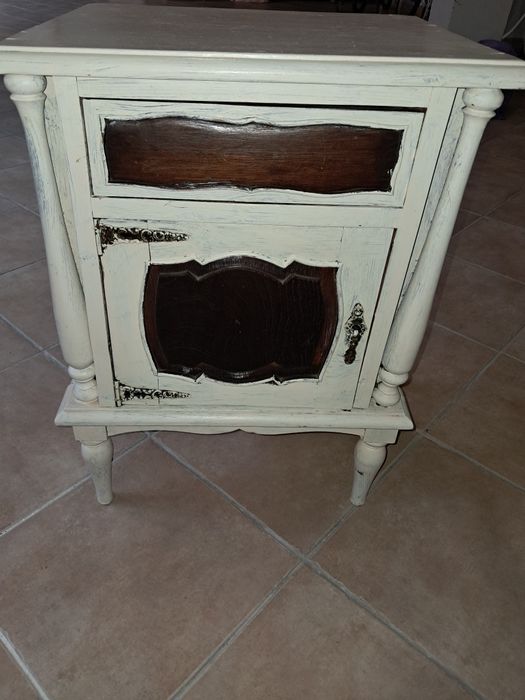 Mesa cabeceira branca estilo vintage