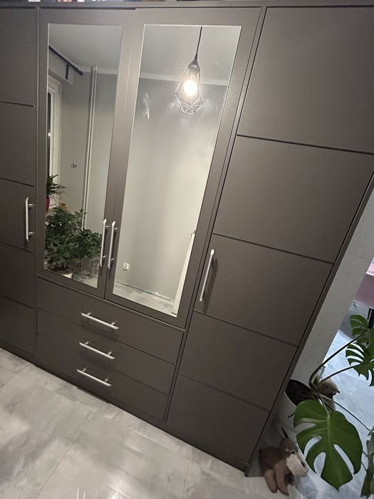 Mega pojemna szafa z lustrem