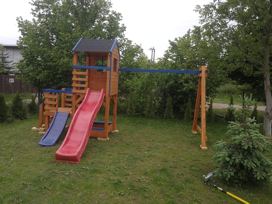 Plac zabaw , domek drewniany, domek dla dzieci, huśtawka, zjeżdżalnia,
