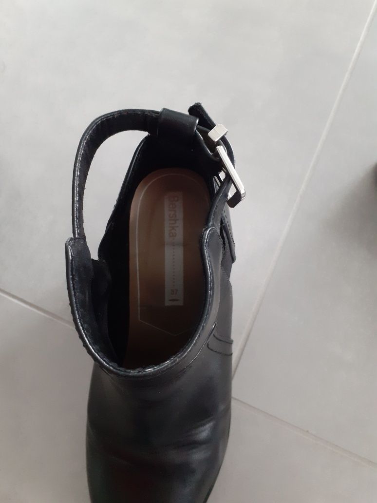 Buty botki na słupku Bershka