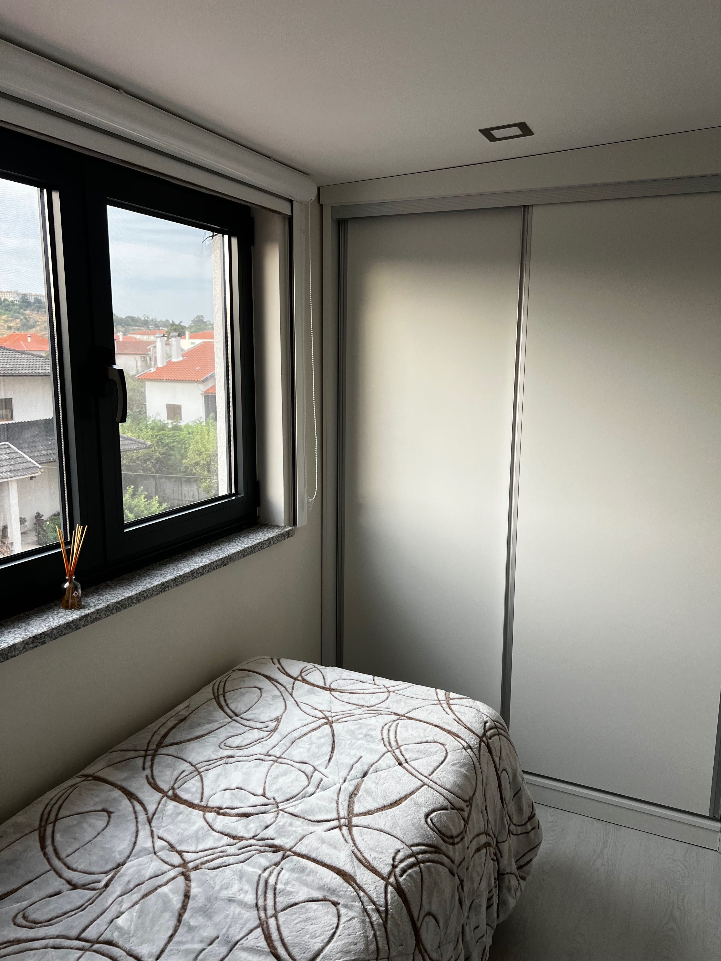 Alugo quarto a rapariga