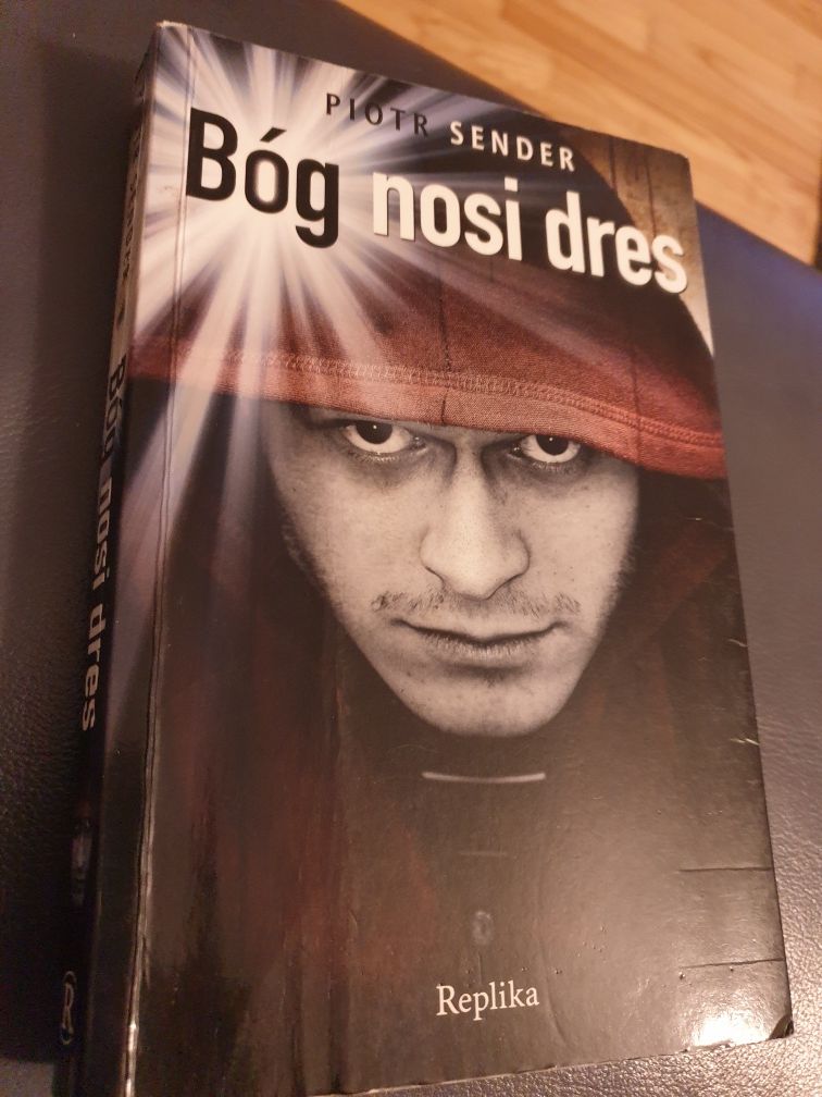 Bóg nosi dres. Piotr Sender