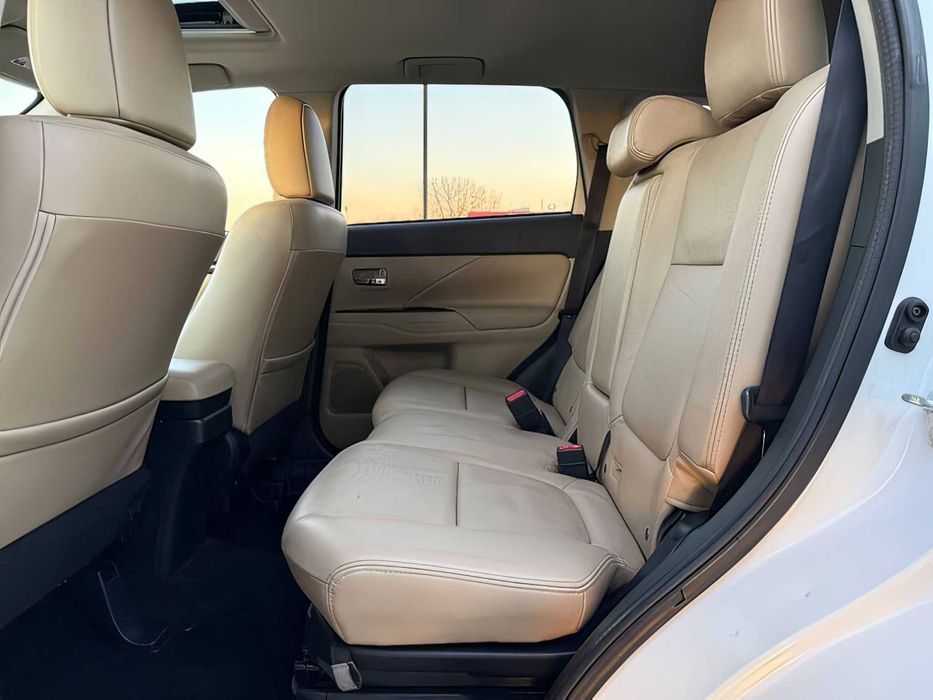 Mitsubishi Outlander      2016