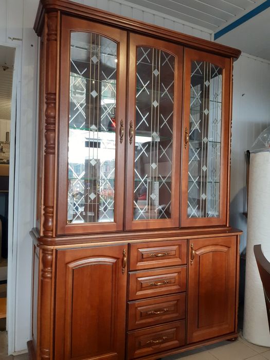 Вітрина деревяна( матеріал дуб)