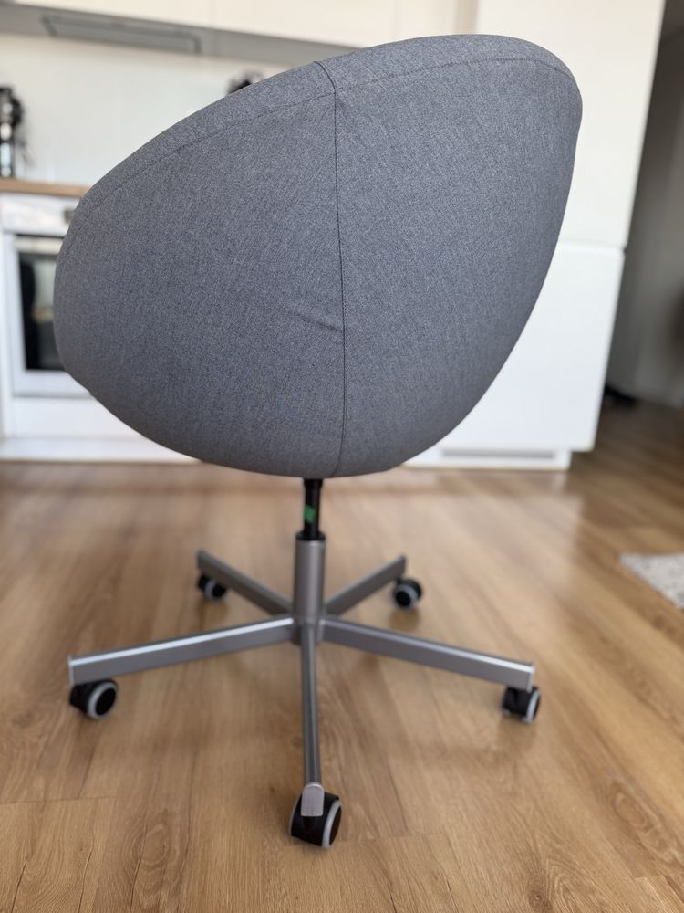 Krzeslo obrotowe Ikea Skruvsta szary