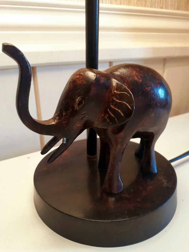 Candeeiro vintage com elefante
