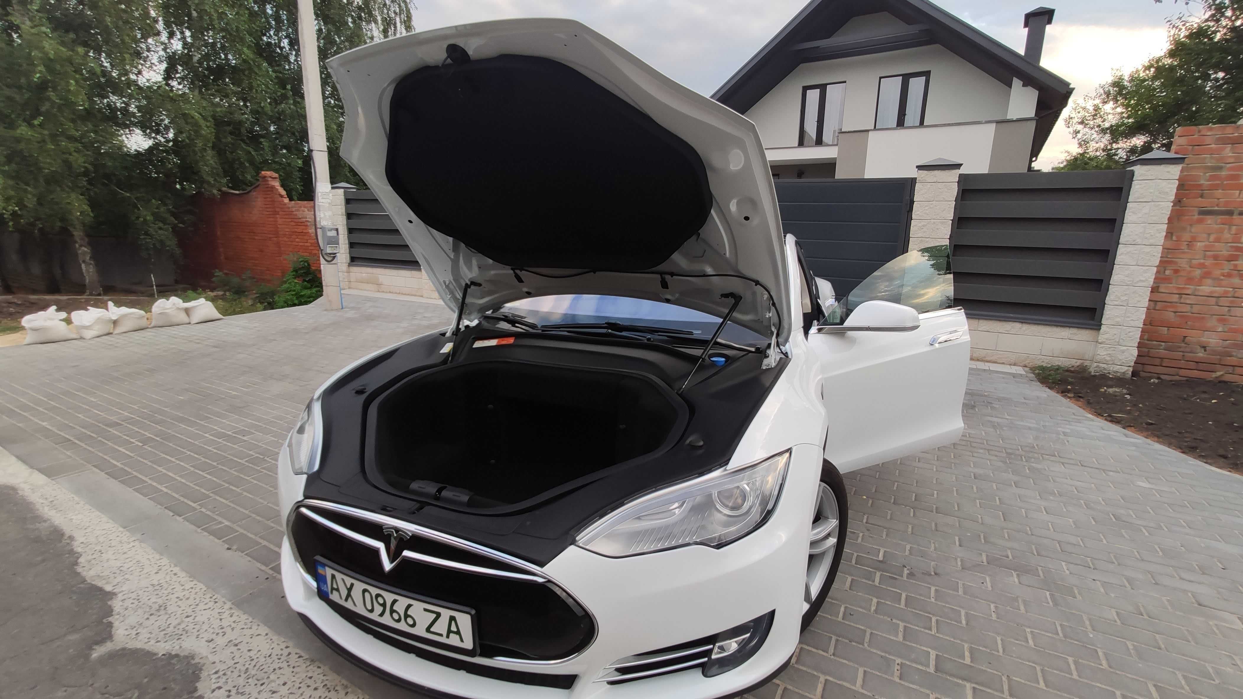 Tesla Model S 2014