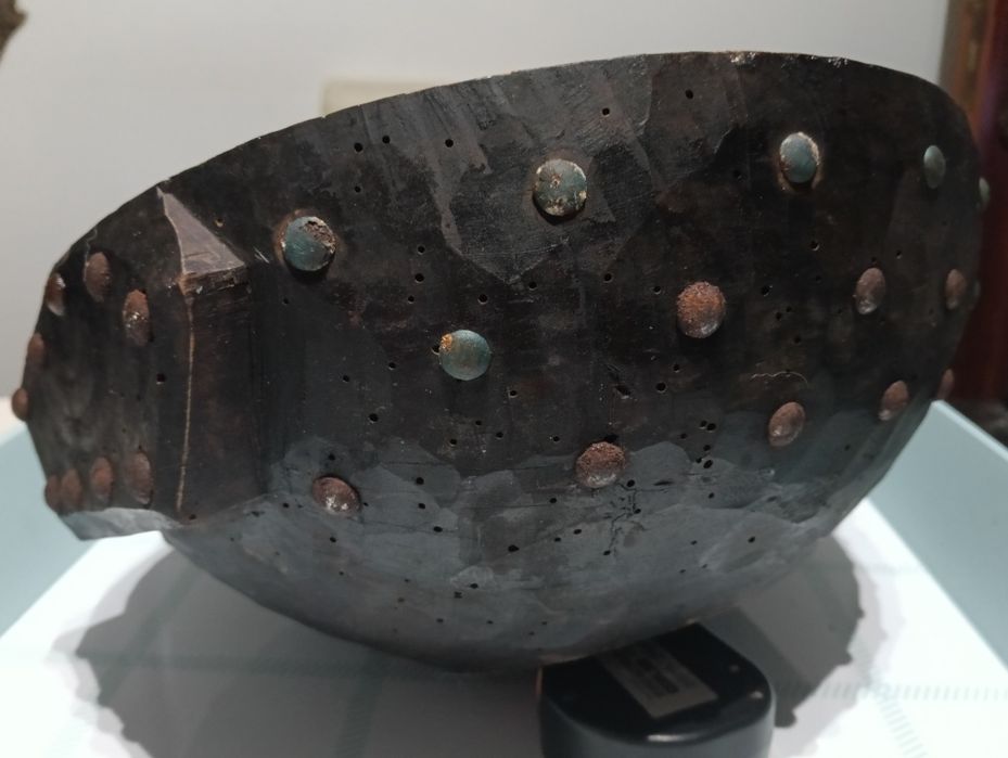 Taça muito antiga de madeira com tachas