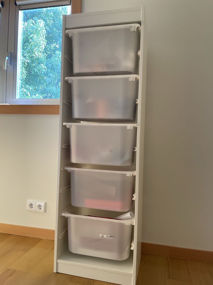 Estante Trofast ikea com 5 caixas de arrumacao