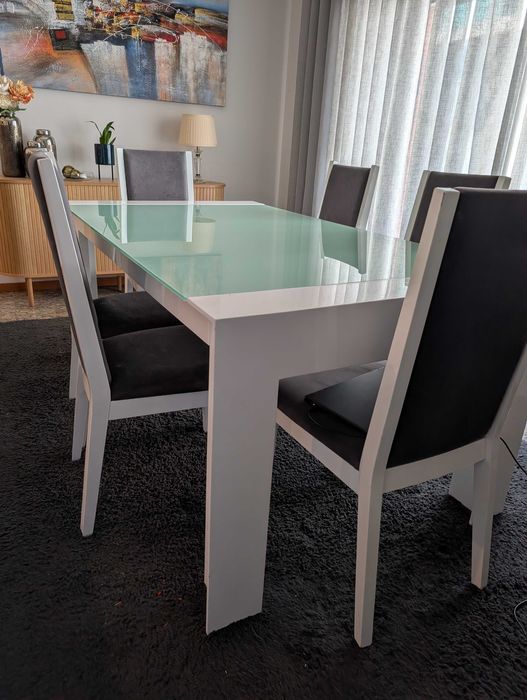 Mesa de jantar moderna em excelente estado
