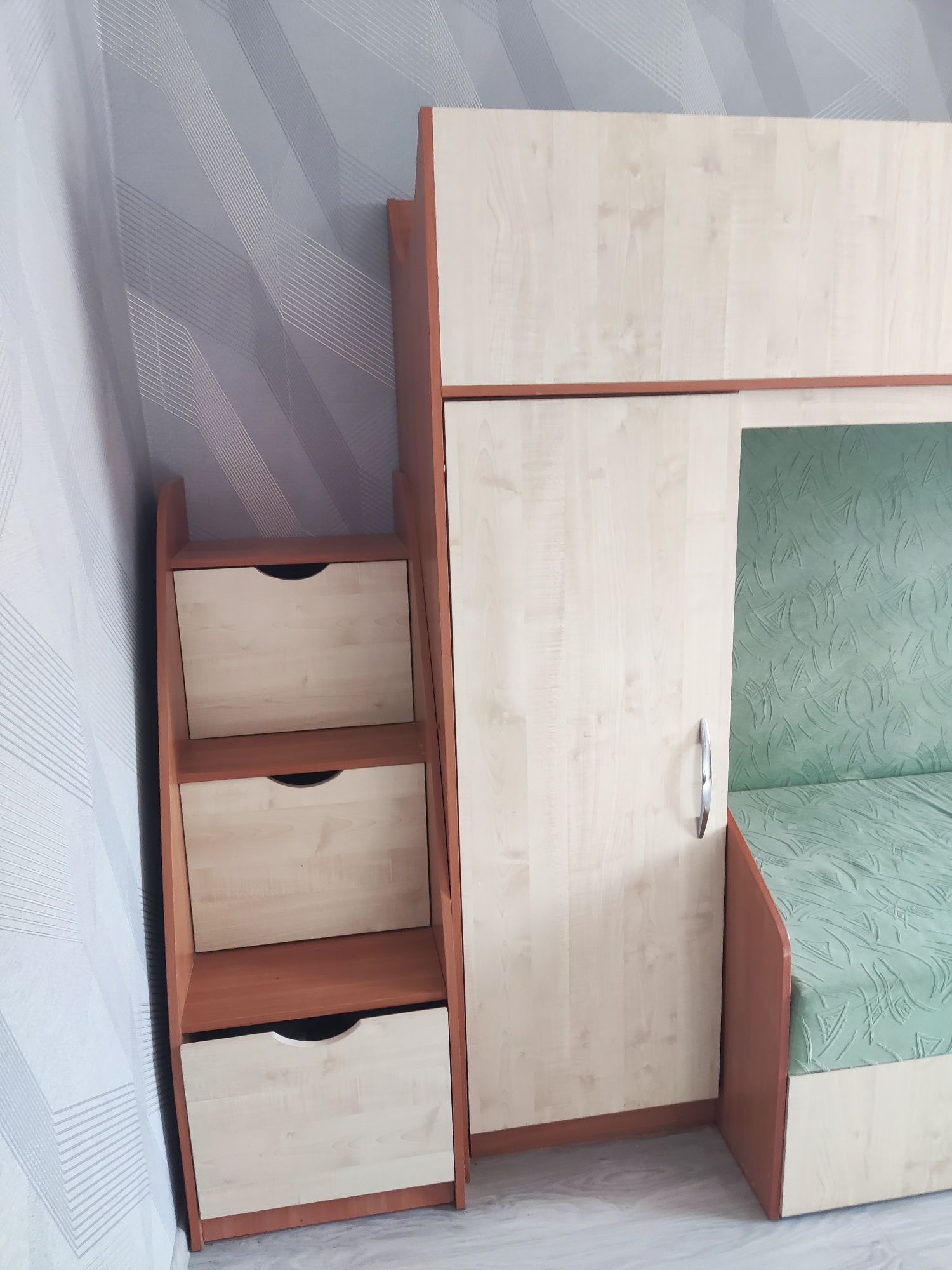 Продам  двухъярусную стенку