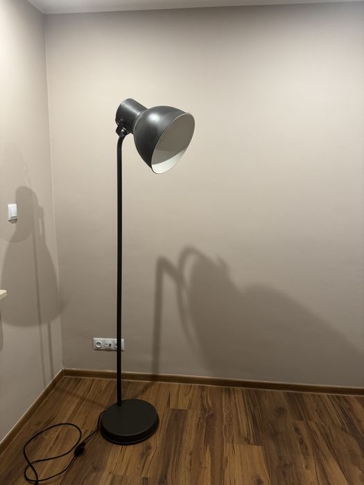 Lampa stojąca (podłogowa)