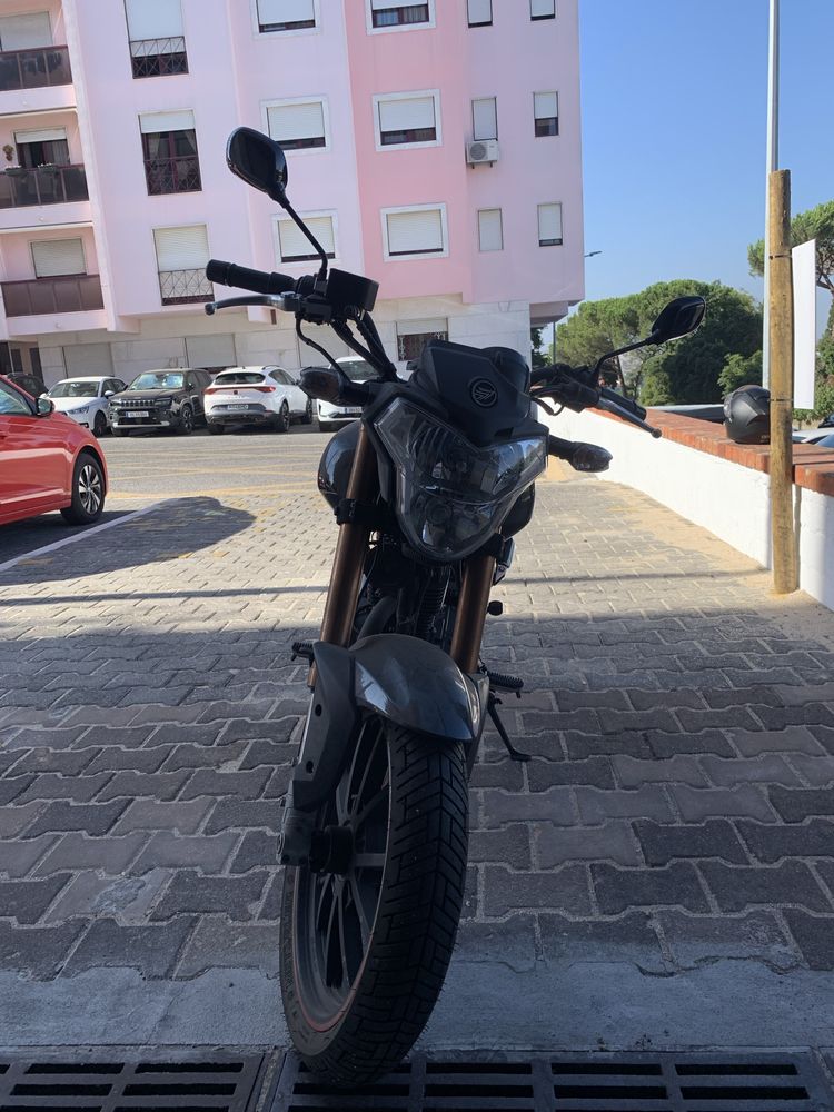 Mota Keeway RKV 125 de garagem