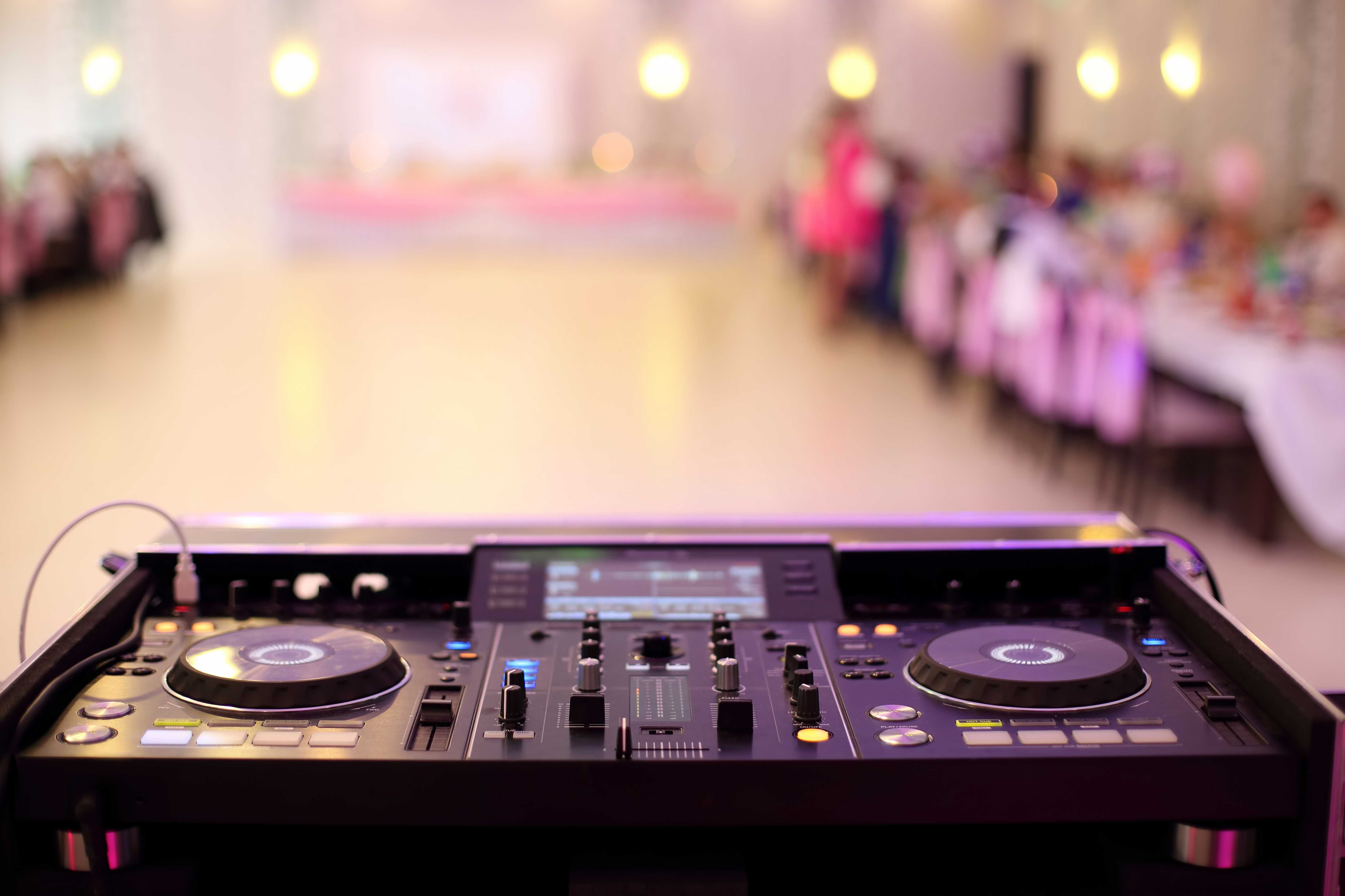 ** DJ na imprezy w Wieluniu i okolicach –18-tki, firmówki, rocznice **