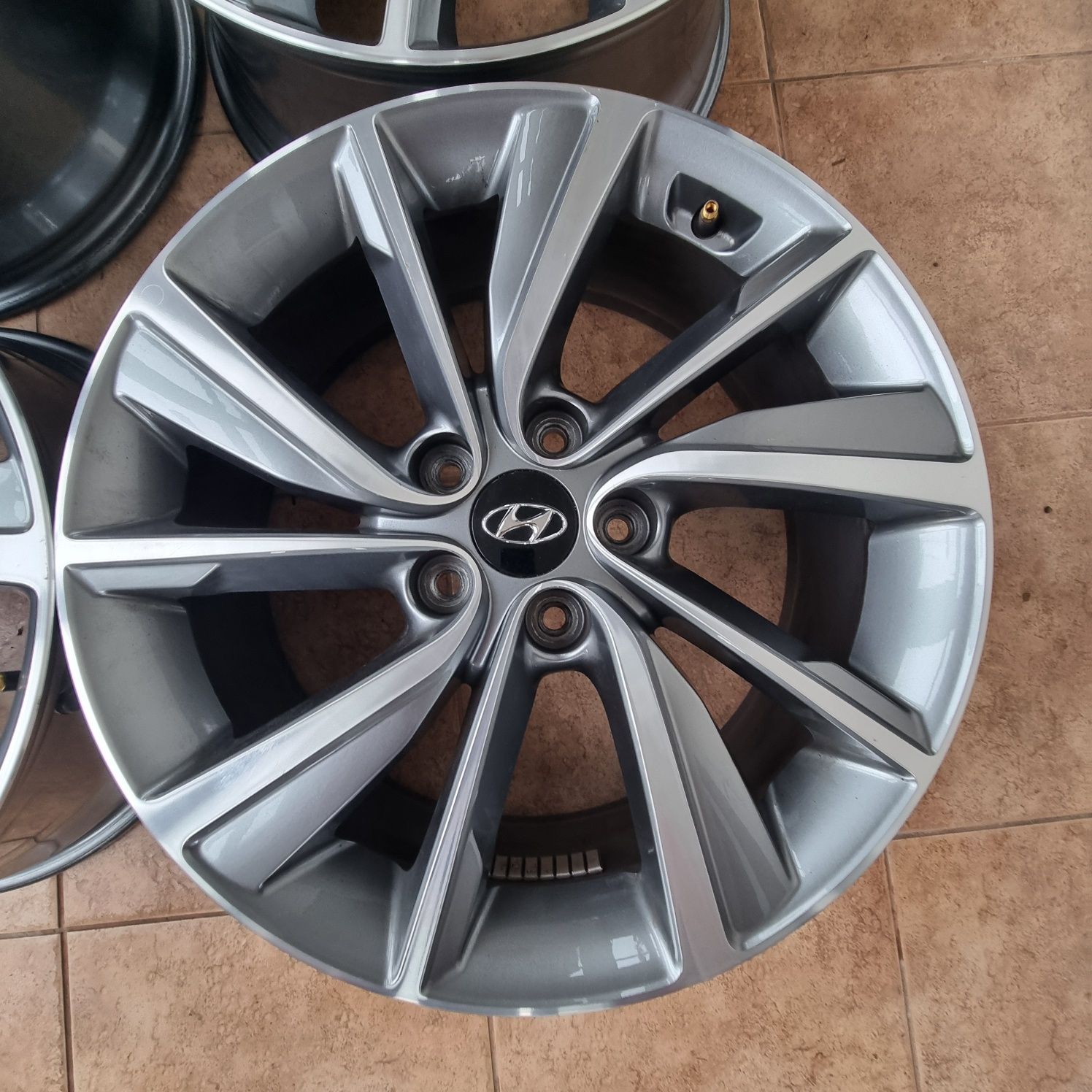 Диски Hyundai R18 5x114.3 7.5j ET49.5 ЦО67.1 оригінал