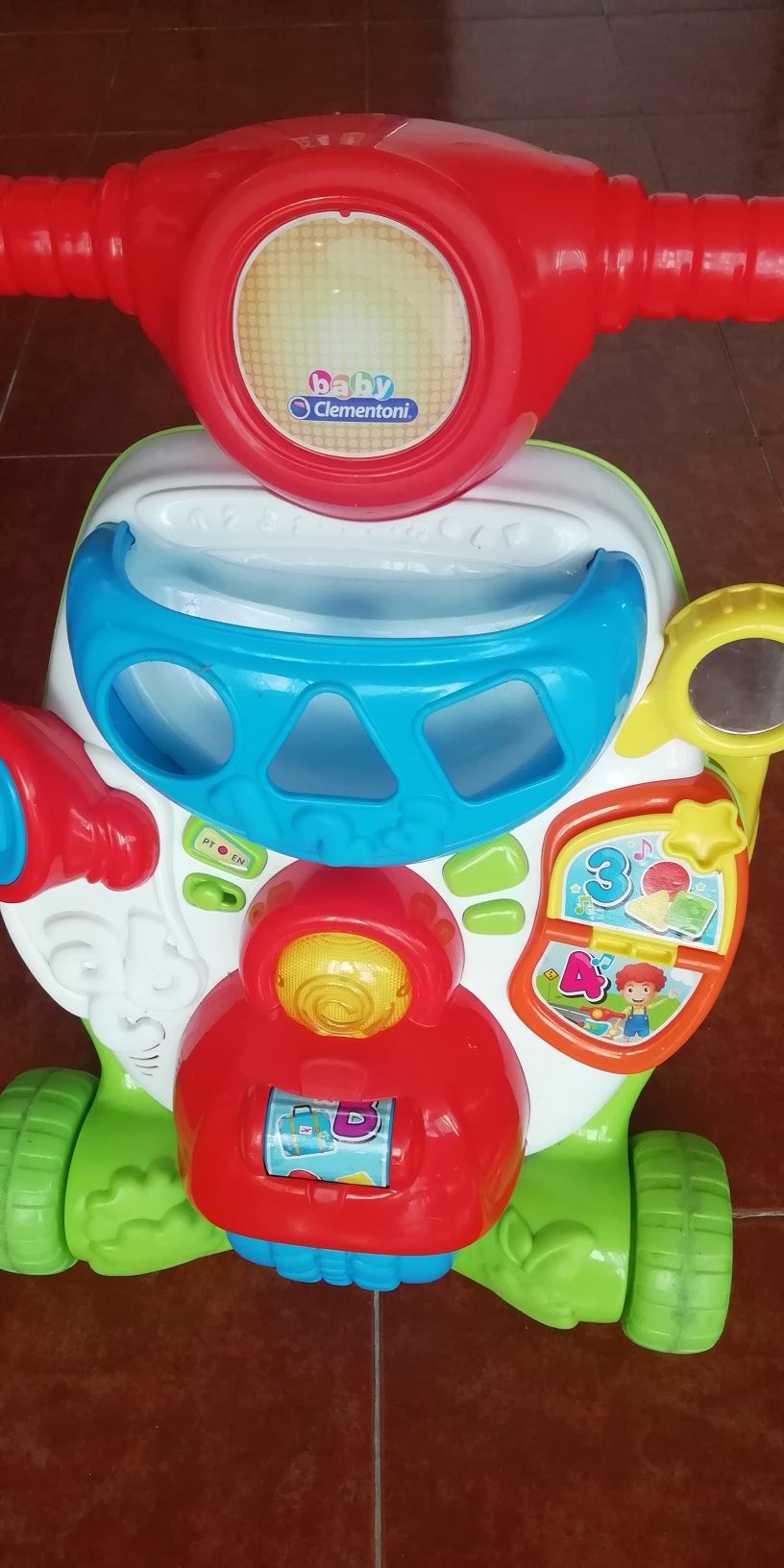 Andarilho Clementoni baby Musical 
Scoter Primeiros Passos