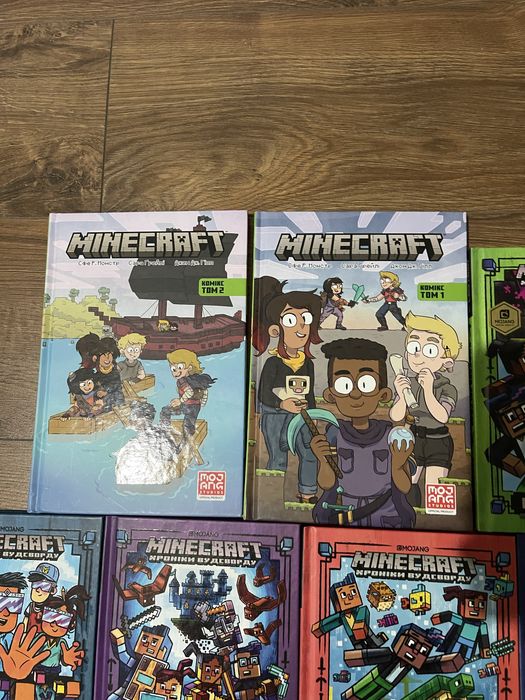 Книги Minecraft (збірник із шести книг) та два тома з коміксами