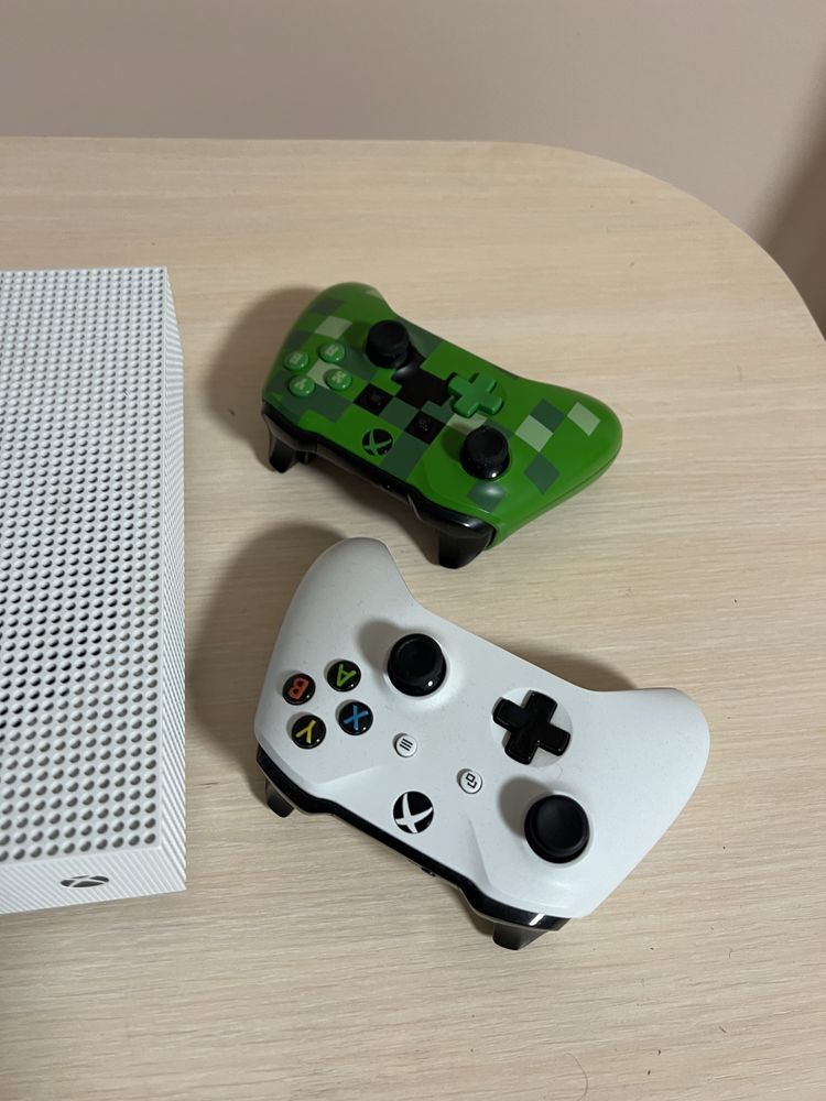 Xbox one s 1TB 2 джойстика