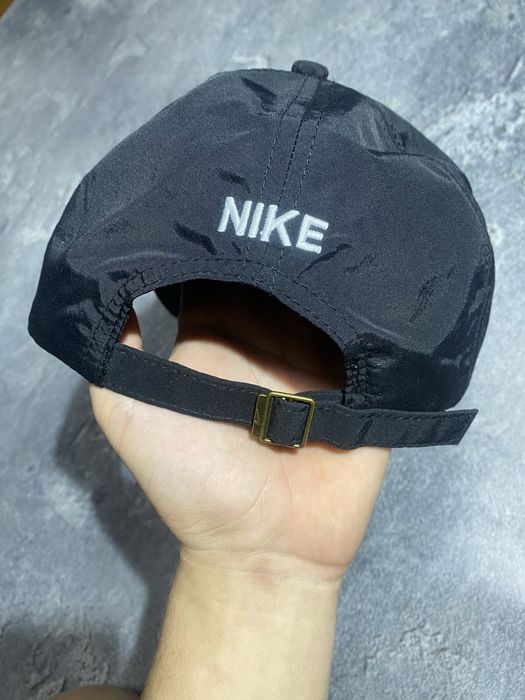 Вінтажна нейлонова кепка nike з металевим свушом на надписом найк поза