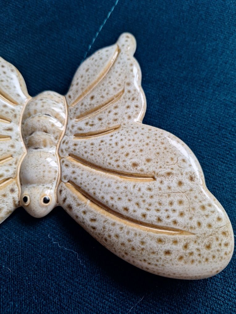 Motyl ceramiczny o wym. wys. 21,5 długość  17 cm.