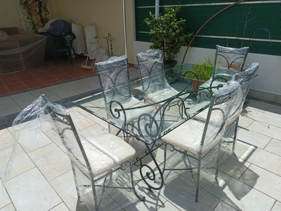 Mesa vidro biselado com 6 cadeiras em ferro fundido
